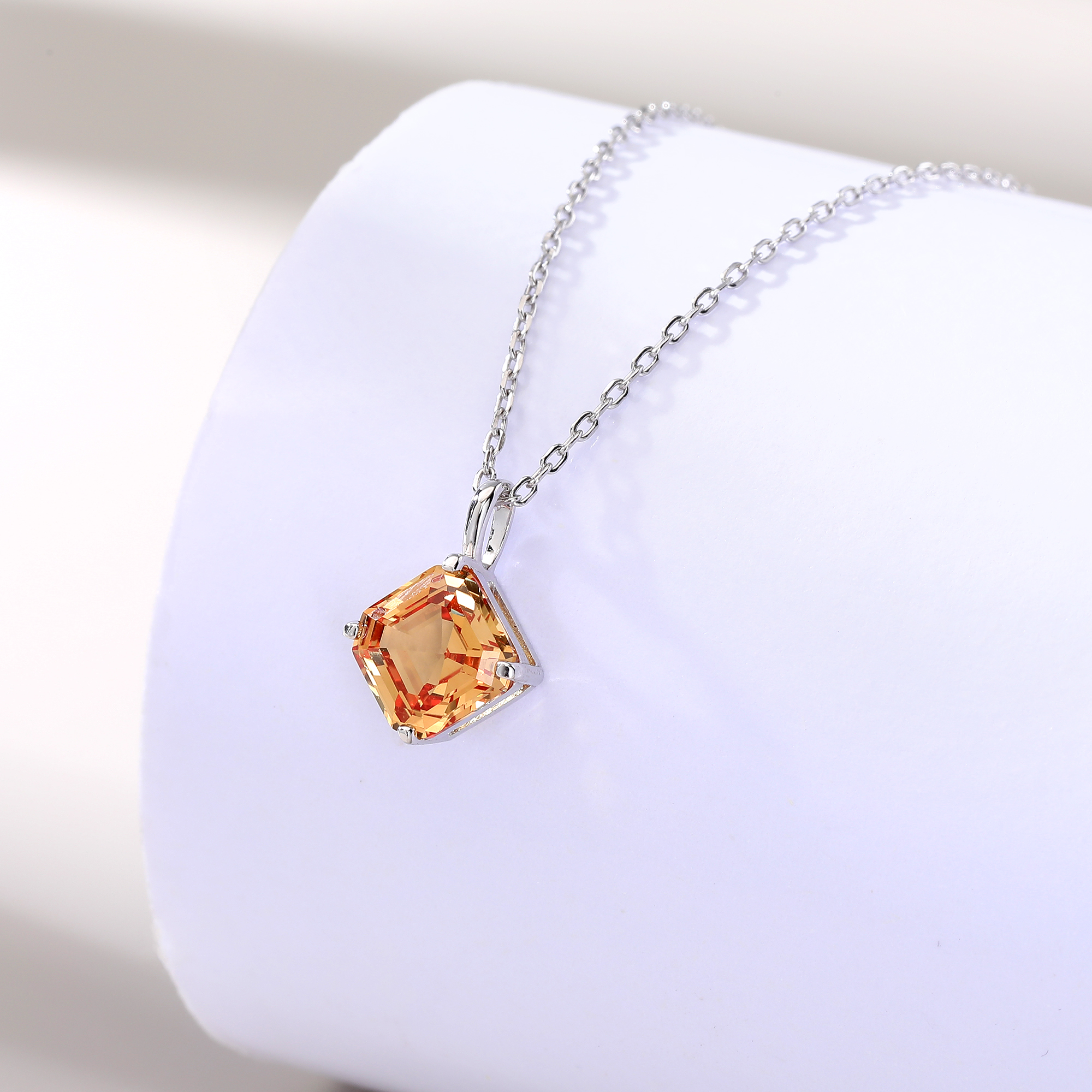 Bezel-Set Diamond-Shaped Small - Bezels Set Pendant 评论和价格