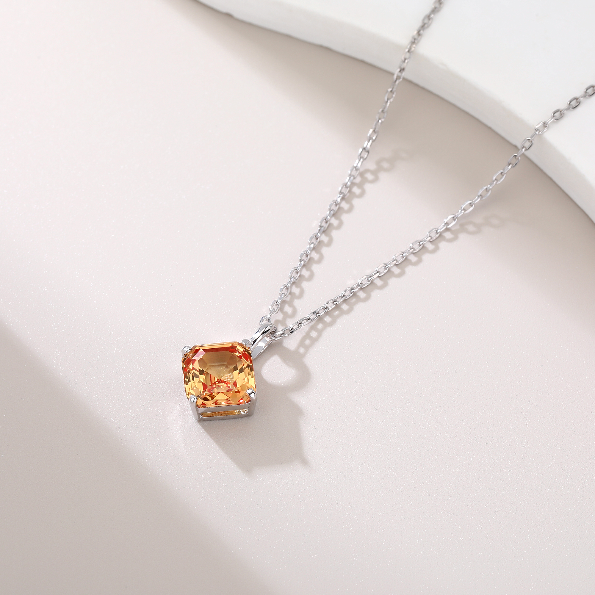 Bezel-Set Diamond-Shaped Small - Bezels Set Pendant 评论和价格